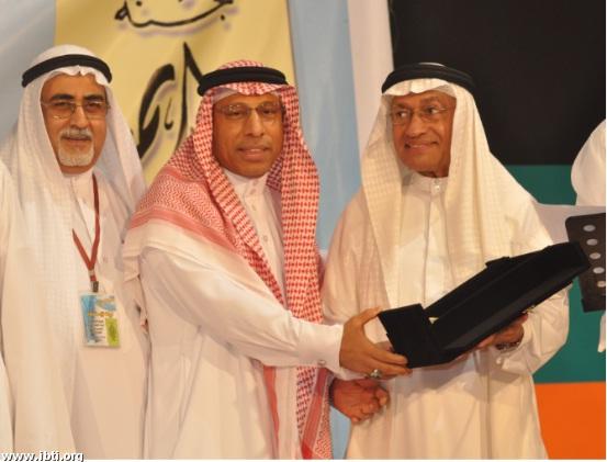 الرئيس يتسلم الدرع
